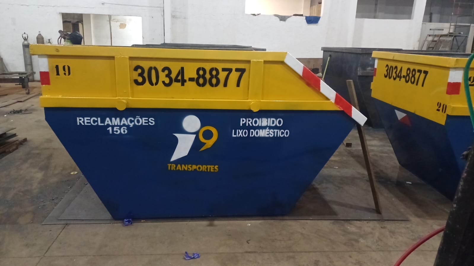 Caçamba da i9 Transportes em uso em obra em Recife
